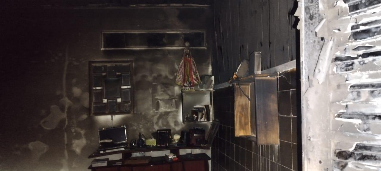 Incêndio criminoso deixa mulher gravemente ferida em residência no bairro Santa Luzia