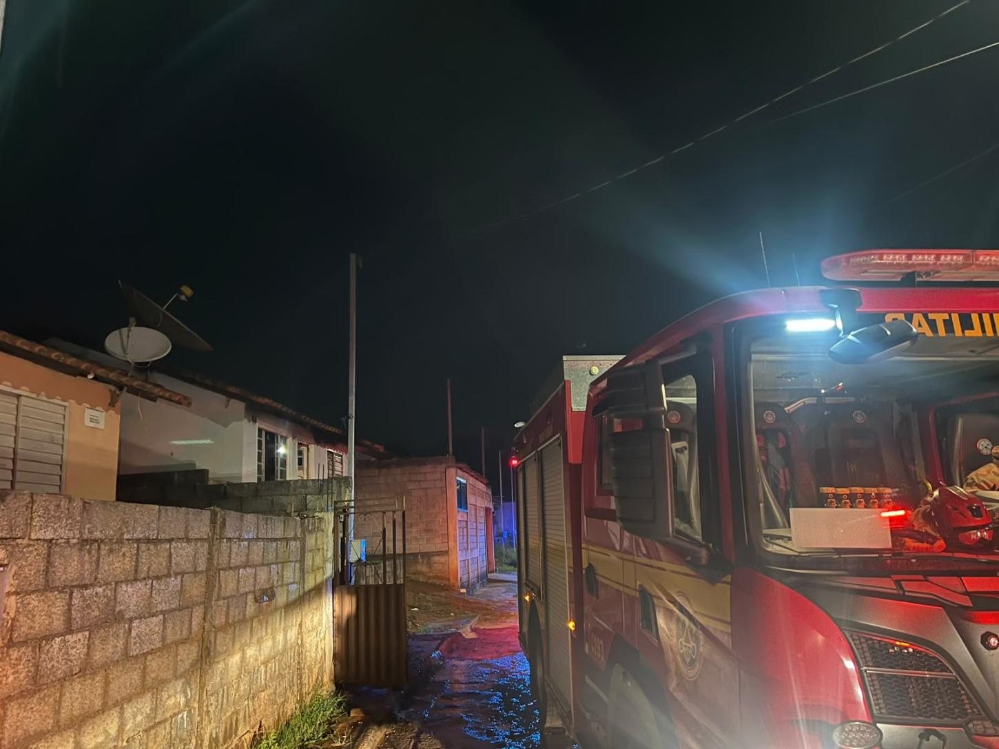 Incêndio destrói casa em Barbacena; ex-marido teria ameaçado colocar fogo no imóvel