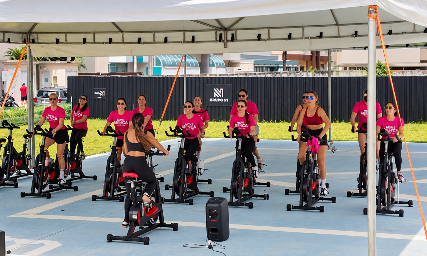 Incorporadora transforma sede em espaço fitness e reúne mais de 80 mulheres em aula de spinning em Itapema