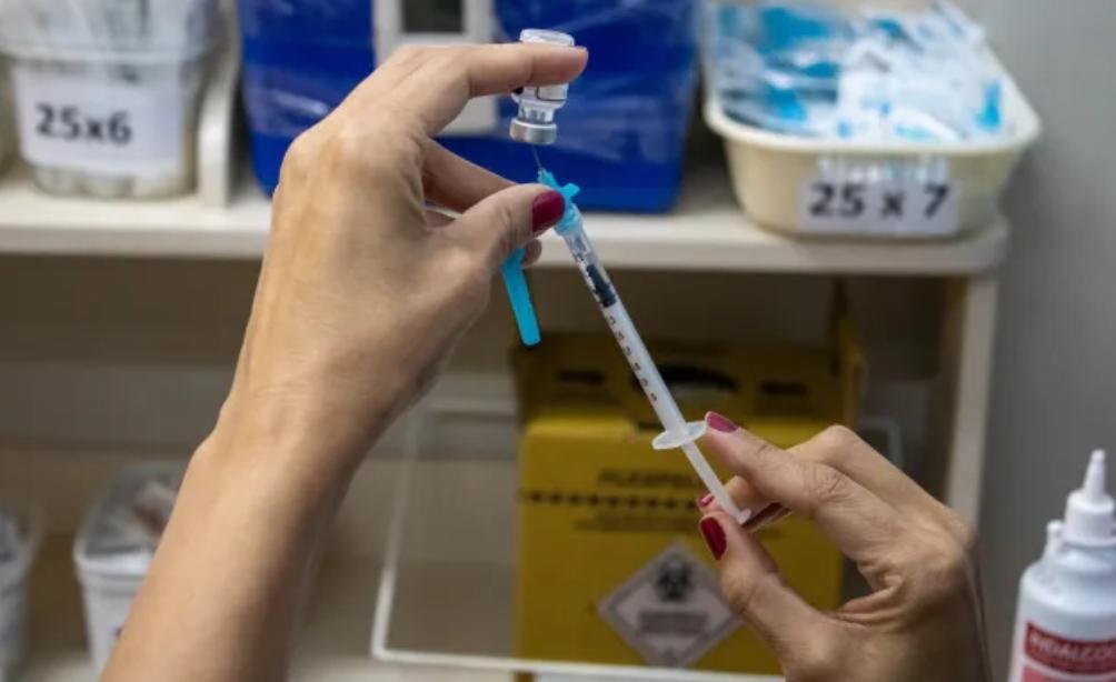 Minas Gerais reforça vacinação contra febre amarela após identificação do vírus em primatas