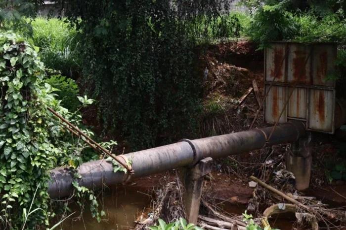 Moradores temem rompimento de adutora em trecho afetado por erosão na Zona Norte