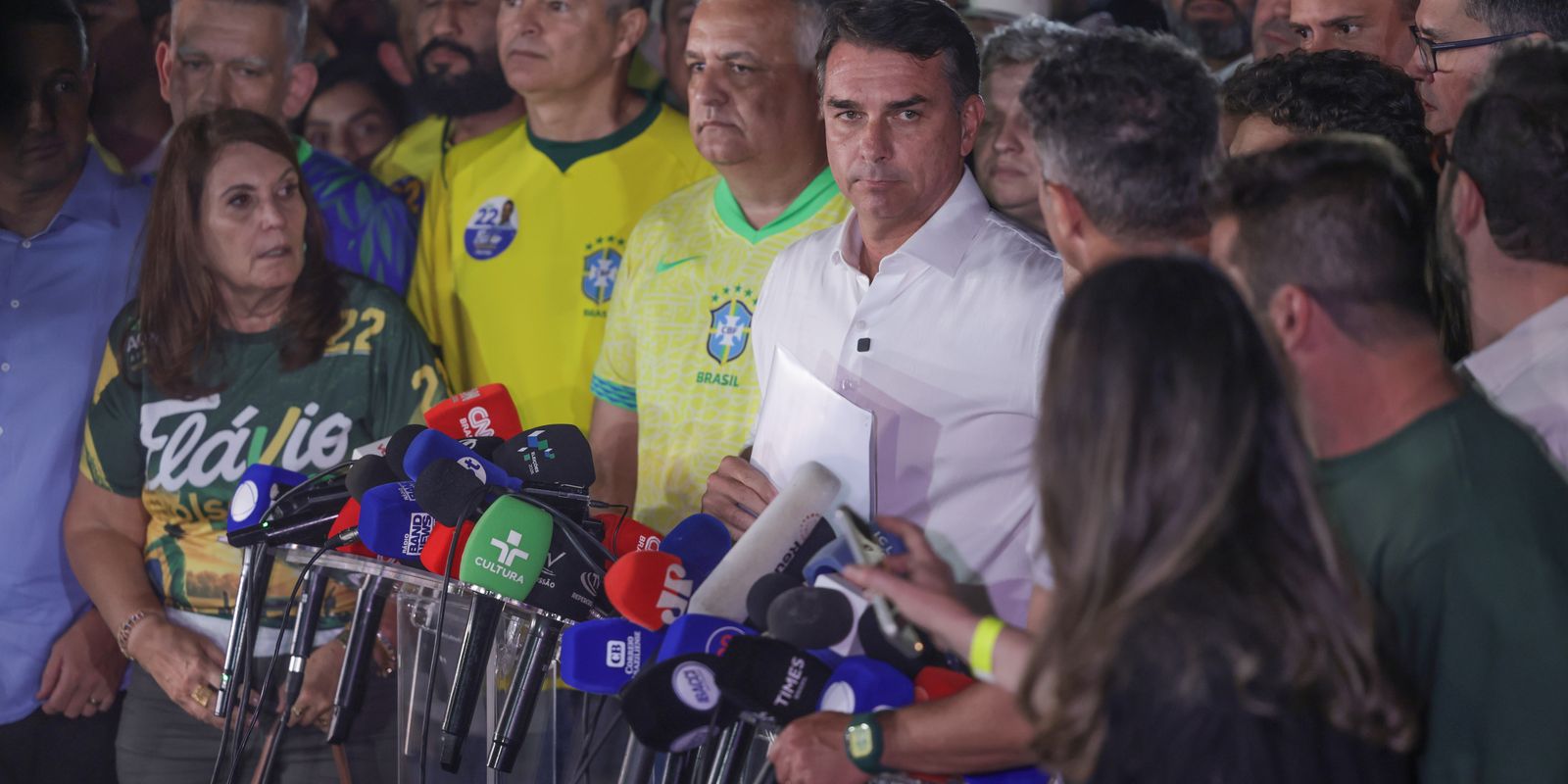 Moraes proíbe Flávio Bolsonaro de deixar o país e determina entrega de passaporte