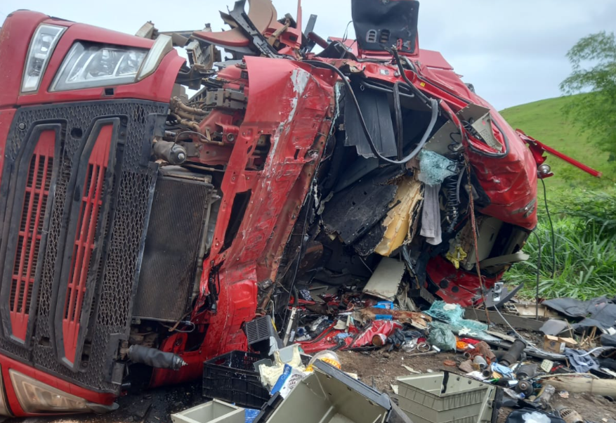 Motorista morre após caminhão de transporte de bois bater de frente com veículo de sorvetes em MG