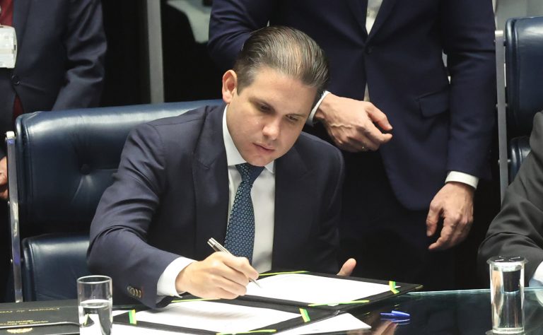 Hugo Motta determina nova jornada de trabalho imediata na Câmara dos Deputados