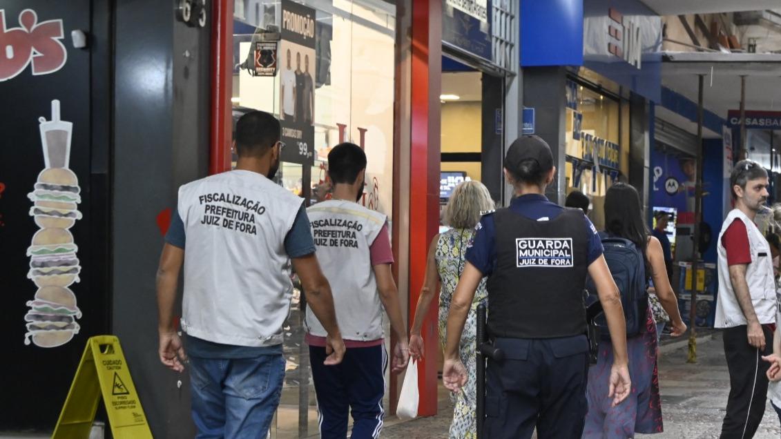 Operação Comércio Legal recolhe mais de 2,5 mil produtos irregulares nas ruas de Juiz de Fora em setembro
