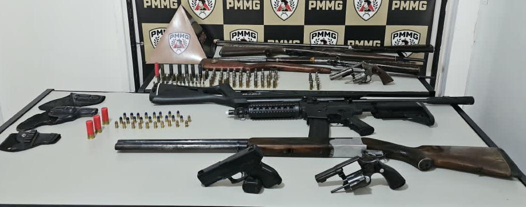 Operação Pó da Estrada prende três homens e apreende sete armas em Fervedouro