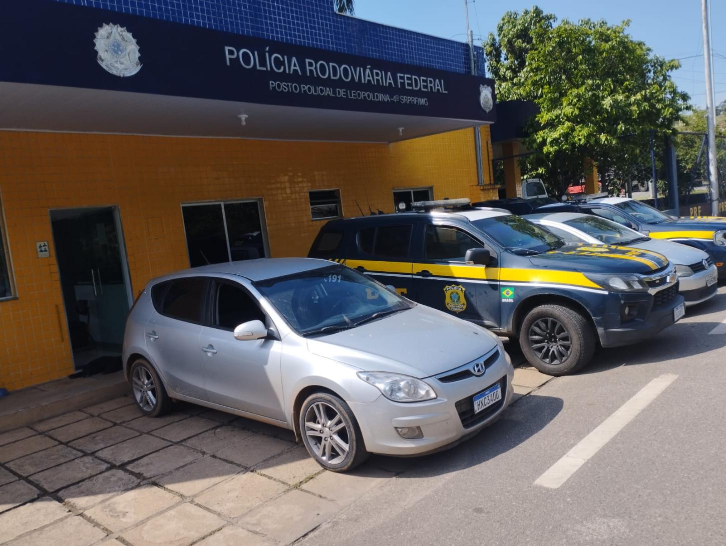 Polícia Rodoviária Federal recupera carro roubado em fiscalização na BR-116 em Leopoldina