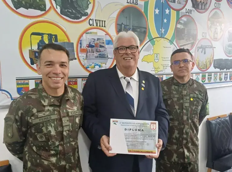 Presidente do Rotary Juiz de Fora Norte recebe homenagem do Exército após ajuda a vítimas das chuvas