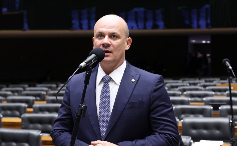 Projeto de lei detalha condutas digitais no crime de perseguição