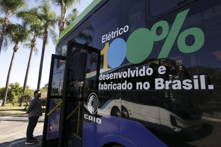 Projeto cria política nacional de eletrificação de frota no Brasil