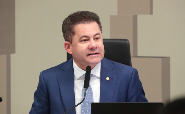 Projeto prevê isenção de licenciamento para igrejas e sindicatos