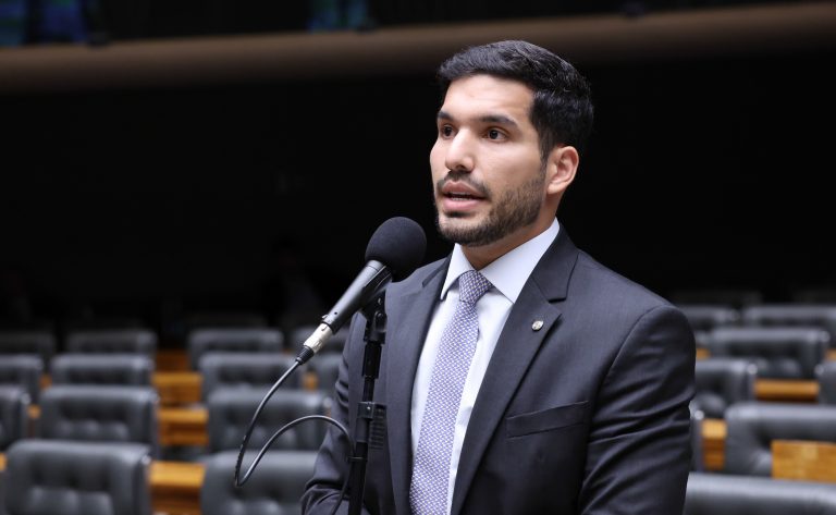 Desconto em multas de trânsito para motoristas de aplicativo avança na Câmara