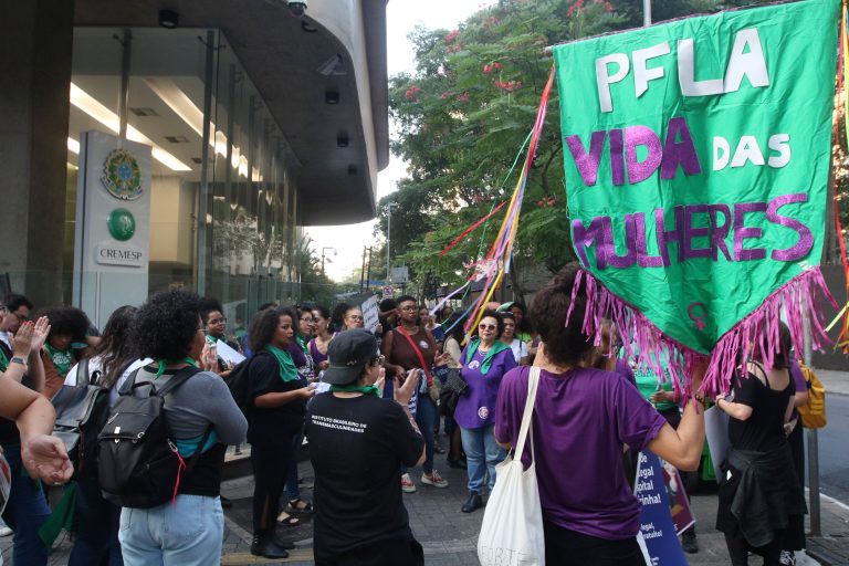 Projeto tipifica como crime incentivar suicídio na violência doméstica