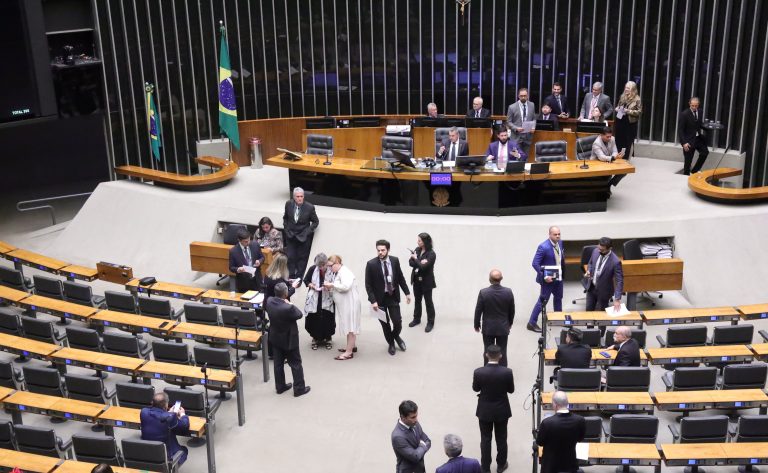 Viagem de Flávio Bolsonaro aos EUA e reeleição de Lula geram debate no Plenário