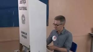 Romeu Zema é flagrado com celular na cabina de voto e episódio gera contestação sobre regras eleitorais