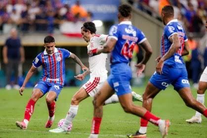 SEGUE O LÍDER! Flamengo goleia Bahia e mantém liderança após Palmeiras vencer mesmo com um jogador a menos