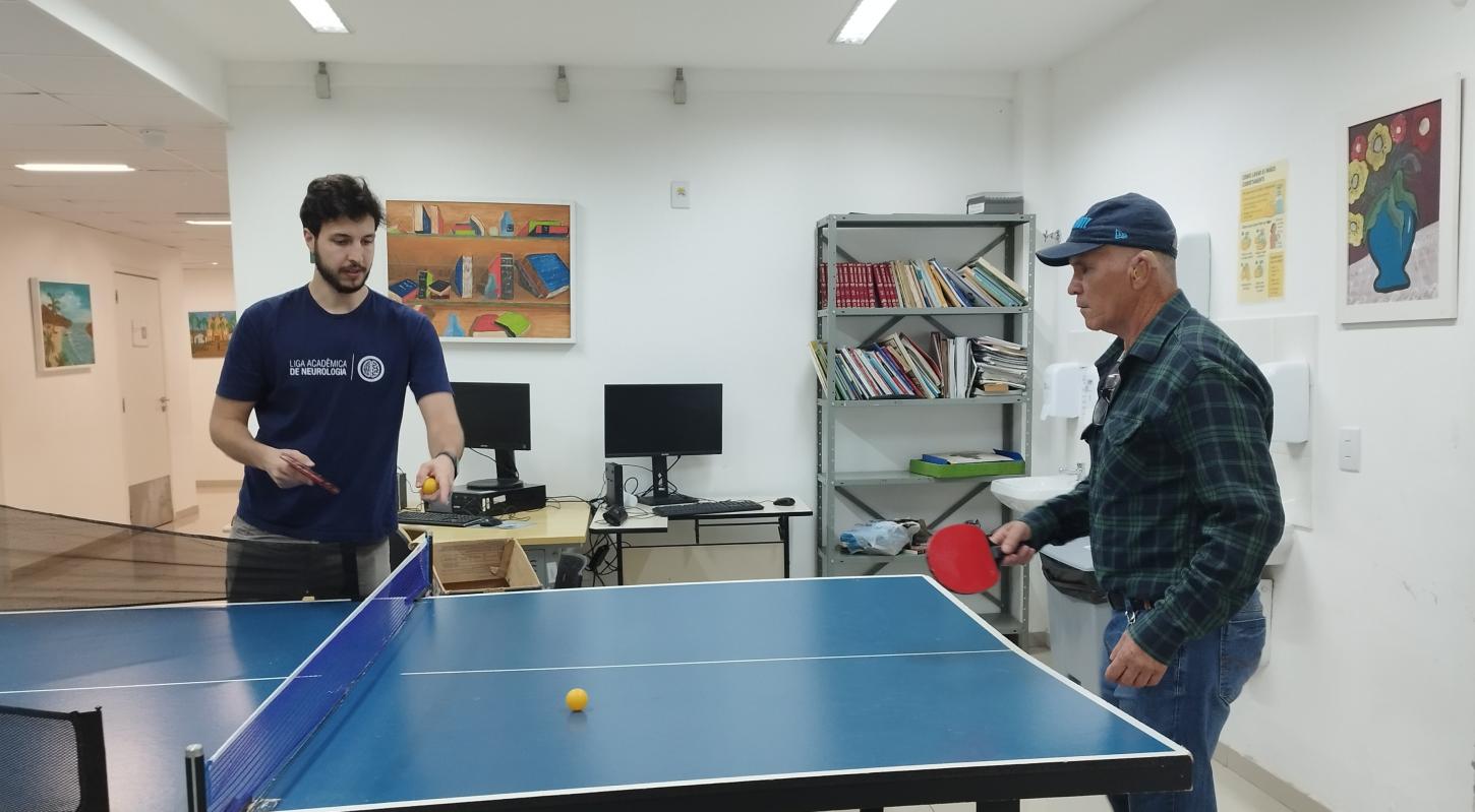 Tênis de mesa é testado como aliado no tratamento do Parkinson em Juiz de Fora