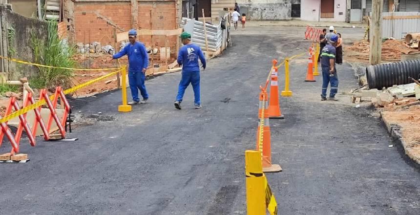Trânsito de veículos e pedestres é liberado na Rua Professor Francisco Faria no Bairro Bonfim