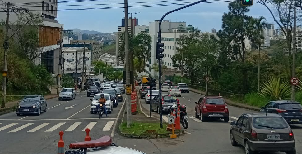 Trânsito é normalizado na Avenida Presidente Itamar Franco após demolições