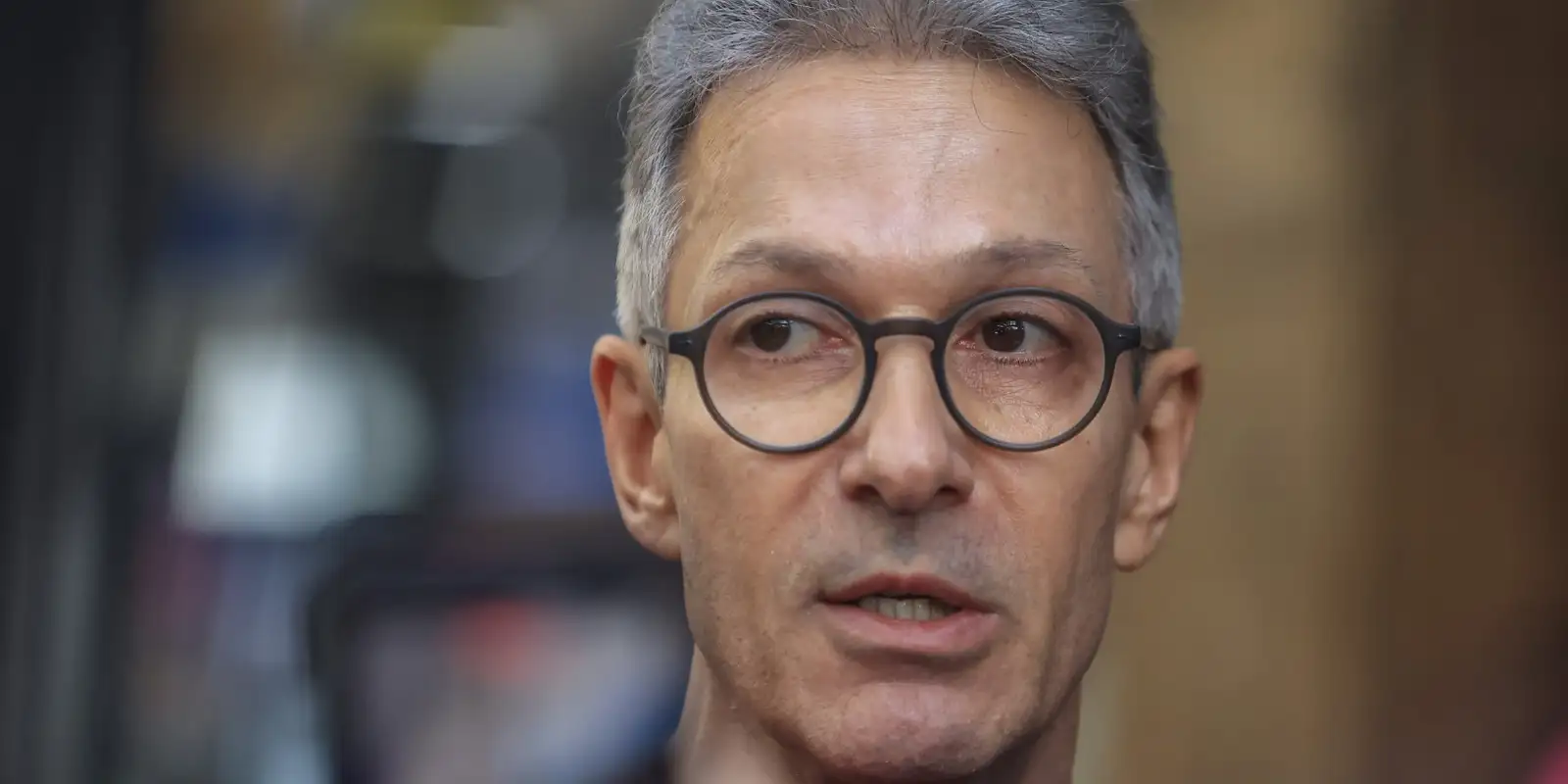 TRE-MG investiga se Romeu Zema cometeu crime eleitoral ao usar celular na votação