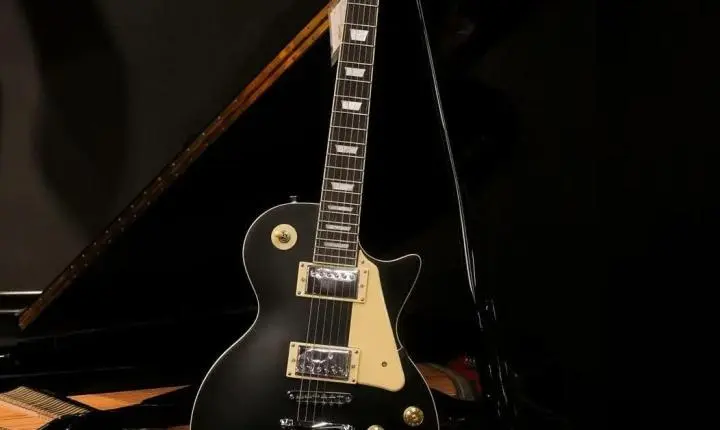 5 famosos brasileiros que também são guitarristas de mão cheia