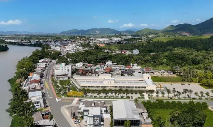90% dos brasileiros mudam hábitos de compra para economizar, revela estudo