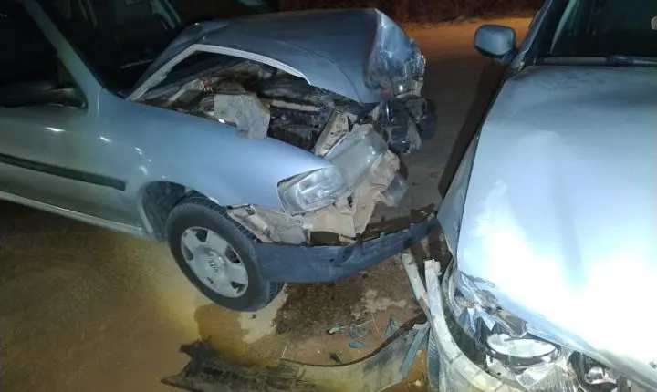Acidente em rodovia de MG: colisão frontal deixa feridos em Descoberto