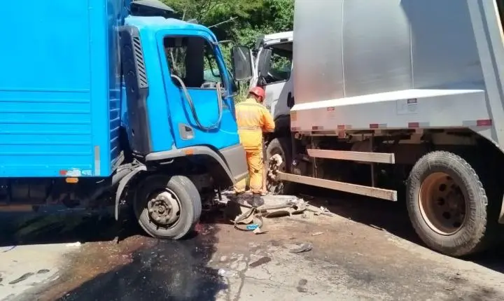 Acidente entre caminhões deixa um morto e quatro feridos na MG-353