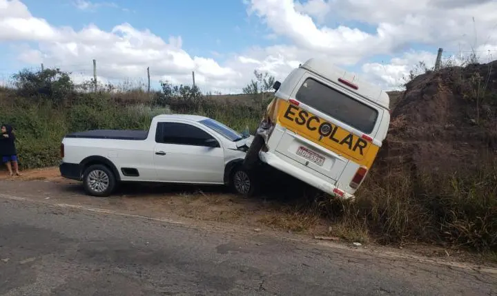 Acidente entre Kombi escolar e Saveiro deixa estudantes feridos em Andrelândia