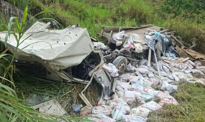 Acidente grave na BR-116 em Leopoldina deixa motorista ferido após colisão sob chuva