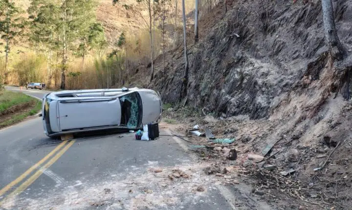 Acidente na MG-353 deixa duas feridas após falha mecânica em curva