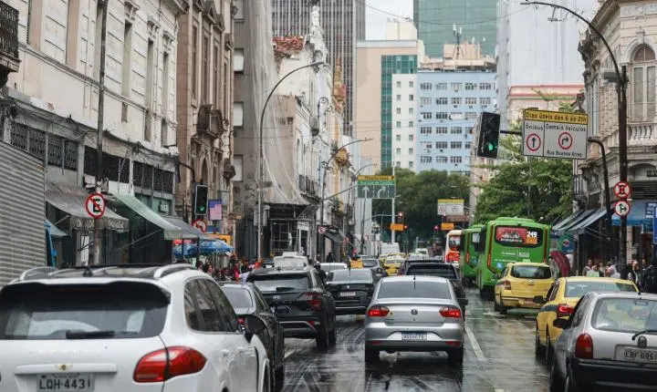 Uso de adesivo eleitoral no carro pode cancelar cobertura do seguro