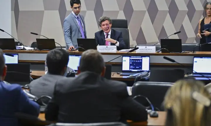 Comissão adia votação da MP sobre a taxa das blusinhas no Congresso