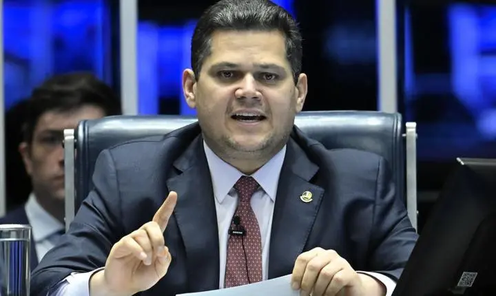 Davi Alcolumbre define cronograma para votar o fim da escala 6x1 no Senado