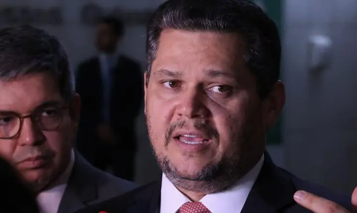 Alcolumbre envia PEC pelo fim da escala 6x1 para a CCJ do Senado