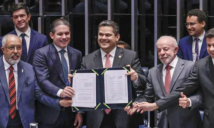 Fim da escala 6x1: Alcolumbre homenageia trajetória de Paulo Paim