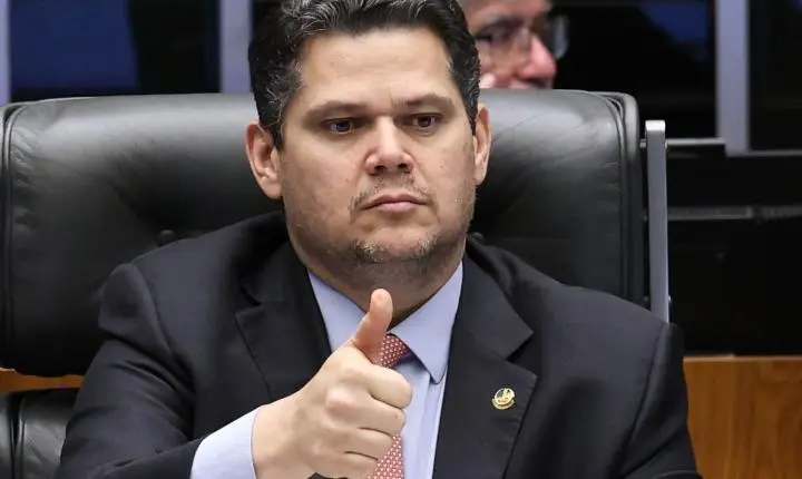 Alcolumbre defende debate sobre PEC 6x1 e sugere aprimoramentos no texto