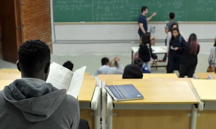 Estudante pagará R$ 720 mil por fraude em cotas raciais na Unirio
