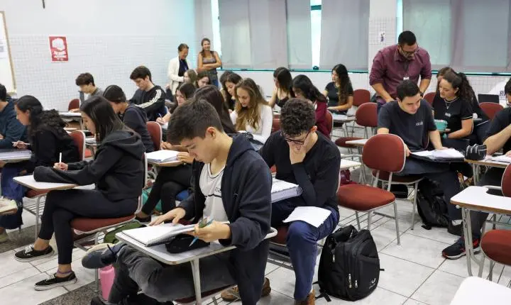 Bolsa Permanência do Prouni garante R$ 700 mensais para alunos elegíveis