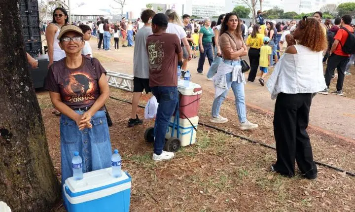 Vendedores ambulantes buscam sustento extra no desfile de 7 de Setembro