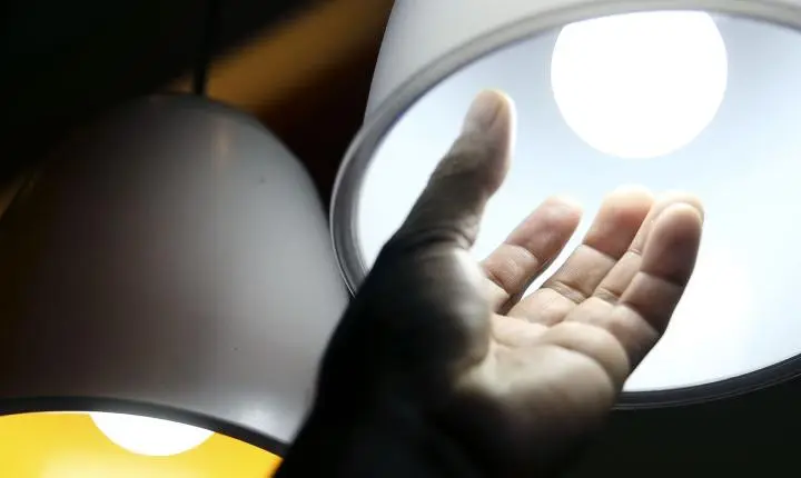 Aneel aprova repasse de R$ 5,5 bilhões para reduzir conta de luz em 22 distribuidoras