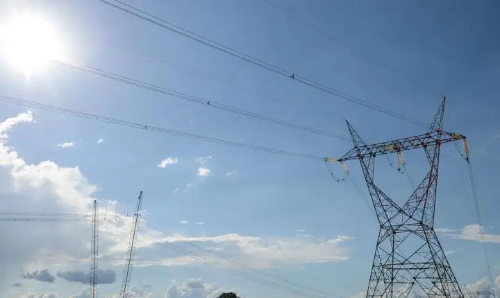 Aneel leiloa quatro lotes de transmissão de energia com deságio expressivo