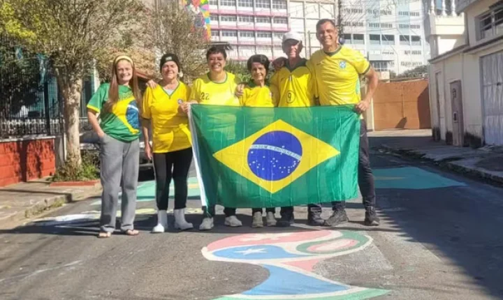 Aos 96 anos, morador de Juiz de Fora mantém viva tradição de decorar ruas para a Copa do Mundo