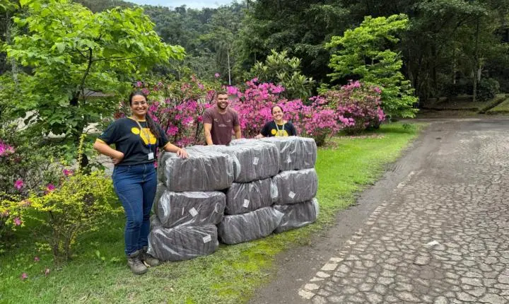 ArcelorMittal transforma uniformes fora de uso em 200 cobertores para doação em Juiz de Fora