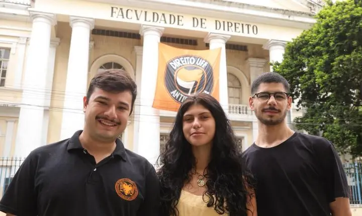Protesto de estudantes da UFF em Niterói marca início de atos pela reeleição de Lula