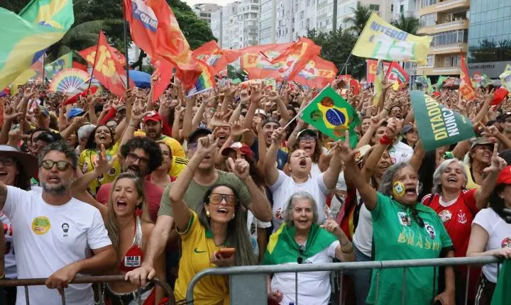 Ato pela democracia reúne artistas e milhares de pessoas no Rio de Janeiro
