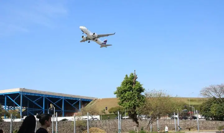Aerolíneas Argentinas identifica impacto de drone em avião no Galeão
