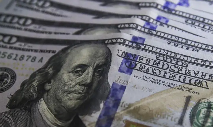 Balança comercial brasileira registra superávit de US$ 9,8 bilhões em junho, impulsionada por exportações