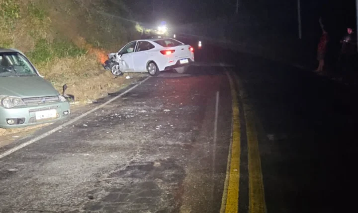 Batida entre dois carros deixa três pessoas feridas na MG-126, em Rochedo de Minas