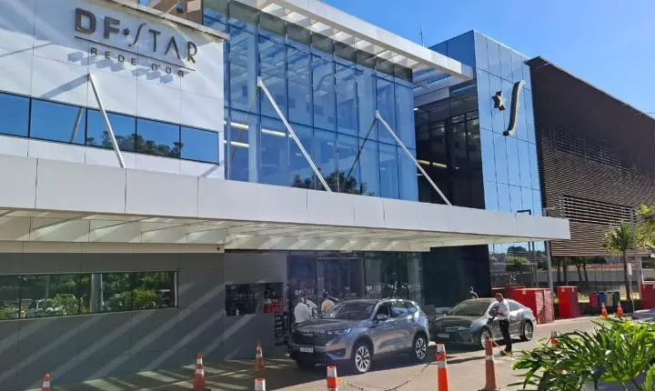 Bolsonaro é internado em Brasília para cirurgia no ombro